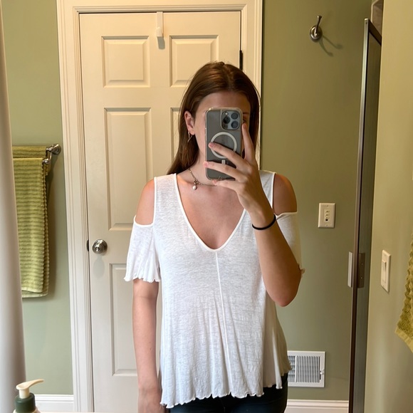 Free People Tops - FREE PEOPLE shoulder cut out top